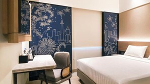Une chambre d’hôtel avec un lit, un bureau et une chaise.