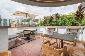 Outdoor dining - Heiss Hotel (Medellín)