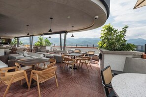 Outdoor dining - Heiss Hotel (Medellín)