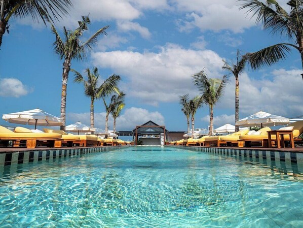 Hồ bơi ngoài trời