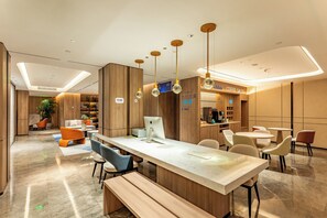 A modern coffee shop with a long counter, seating area, and a coffee bar. - Holiday Inn Express Hefei FTZ (Hefei)