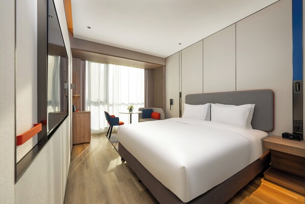 A modern hotel room with a large bed, a desk, and a chair. - Holiday Inn Express Hefei FTZ (Hefei)