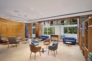 Lobby - Holiday Inn Express Bengaluru Bommasandra (Anekal)