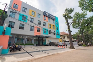 Exterior - Sans Hotel Alexander Bandung (Bandung)
