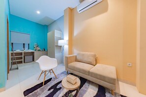 Living area - Sans Hotel Alexander Bandung (Bandung)