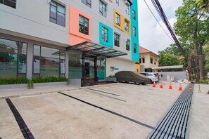 Exterior - Sans Hotel Alexander Bandung (Bandung)