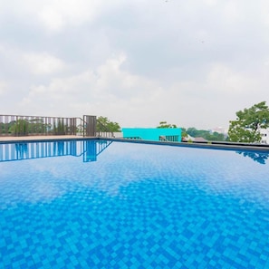 Outdoor pool - Sans Hotel Alexander Bandung (Bandung)