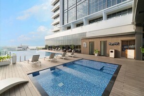 Outdoor pool - Oakwood Hotel and Apartments Grand Batam (Batam)