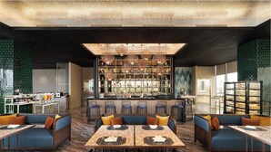 Un restaurante moderno con barra, disposición de mesas y vistas a la ciudad.