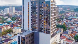 Un hotel de varios pisos con el nombre 