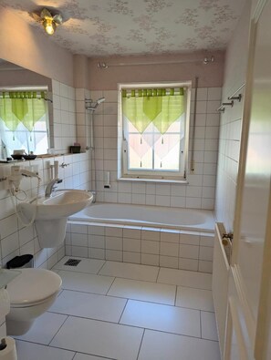 Bathroom - Hotel Restaurant Traube (Neuffen)