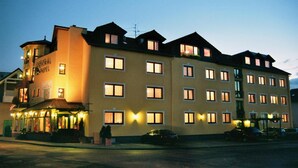 Ein mehrgeschossiges Hotel mit einem zentralen Eingang und zahlreichen Fenstern.