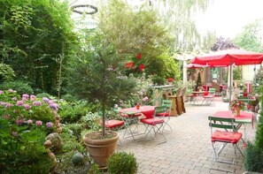 Outdoor dining - Central-hotel am Konigshof (Viernheim)