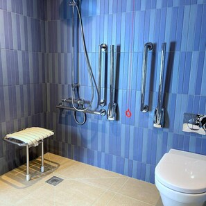 A bathroom with a shower, a toilet, and a sink. - Hex Wildlife Hotel At Yorkshire Wildlife Park (Doncaster)