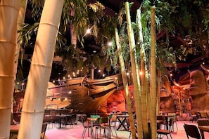 Tempat makan luar