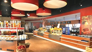 Un espace buffet proposant divers plats et une station où l'on peut se servir du café.