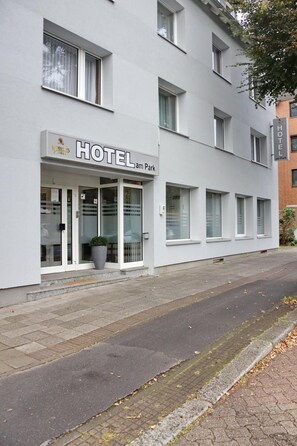 A modern hotel with a white facade, large windows, and a sign that reads "HOTEL am Park." - Hotel am Park (Braunschweig)