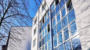 A modern building with large windows, a glass entrance, and a sign for the B9 Hotel. - Hotel B99 (Offenbach am Main)
