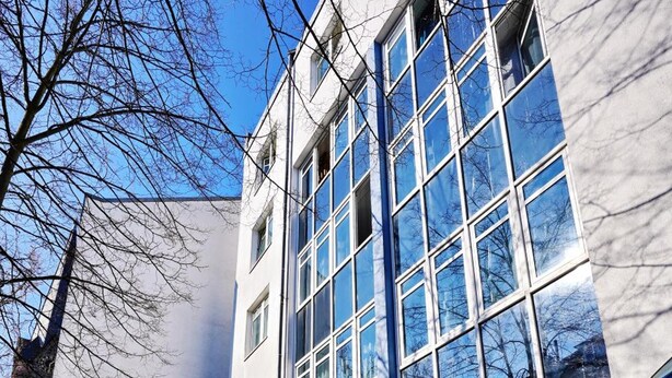 A modern building with large windows, a glass entrance, and a sign for the B9 Hotel. - Hotel B99 (Offenbach am Main)