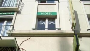 A hotel named "HOTEL BERNIERES" with a green awning and a sign indicating a restaurant inside. - Hotel Bernieres (Caen)