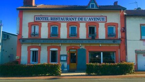 A two-story building with a sign reading "HOTEL RESTAURANT DE L'AVENUE". - Hotel de L'avenue (Bonson)