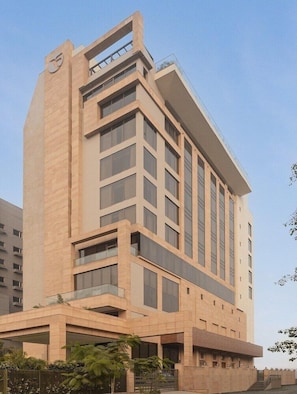 Un bâtiment moderne au design angulaire original, doté de plusieurs étages et de grandes fenêtres.