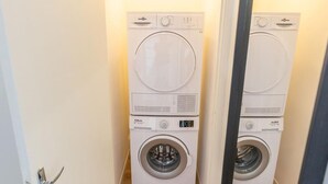A laundry room with stacked washing machines and dryers. - Apparthotel T3 Epicservices Saint-charles (Marseille)