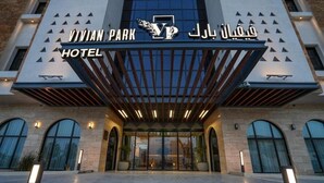 The entrance of the Vivian Park Hotel with a modern design, featuring a prominent entrance with glass doors and a geometric facade. - Vivian Park El Raeid Hotel (Riyadh)