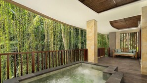 A spa area with a hot tub, wooden deck, and a bamboo wall. - Abisena Wellness & Resort Ubud-adult Only (Tegallalang)
