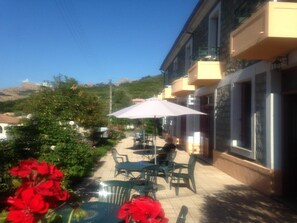 Outdoor dining - Hotel Les Calanques (Piana)