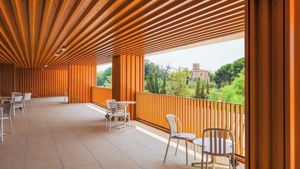 A covered outdoor area with wooden slats, tables, and chairs. - Loop Homes Tower Burjassot (Burjasot)