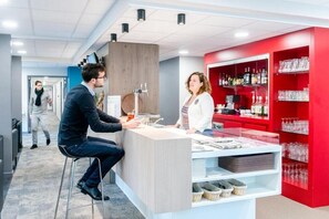 Bar (on property) - The Originals City, Ara Hotel, Landerneau (Landerneau)