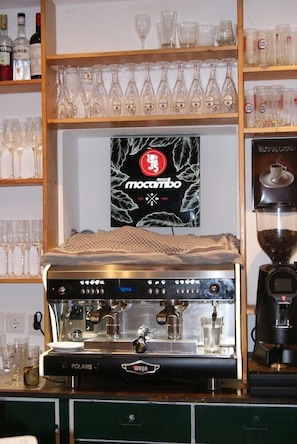 A coffee machine with a coffee grinder, a coffee pot, and a coffee press. - Hotel Radevormwald (Radevormwald)