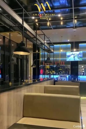 Bar (on property) - Grand Miami Hotel (Kepanjen)