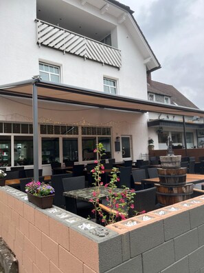 Outdoor dining - Hotel Zum Landmann (Wenden)