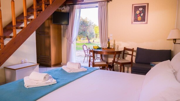 Ein Hotelzimmer mit einem Bett, einem Schreibtisch, einem Stuhl und einer Treppe.