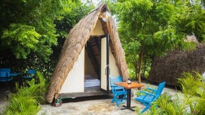 Outdoor dining - Santuario Beach Hostel (Cartagena)