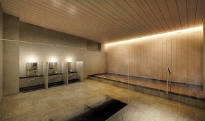 Des toilettes publiques dotées de plusieurs lavabos, d’un plafond en bois et d’un sol carrelé.