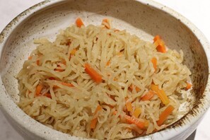 A bowl of sauerkraut with carrots. - Kyoto Plaza Hotel Kintetsu Jujo (Kyoto)