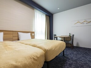 A hotel room with two beds, a desk, and a chair. - Kyoto Plaza Hotel Kintetsu Jujo (Kyoto)