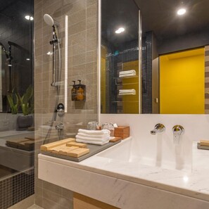 Bathroom - Sun and Moon Riverside Hotel (Phnom Penh)