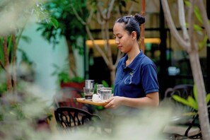 Outdoor dining - Kravan (Phnom Penh)