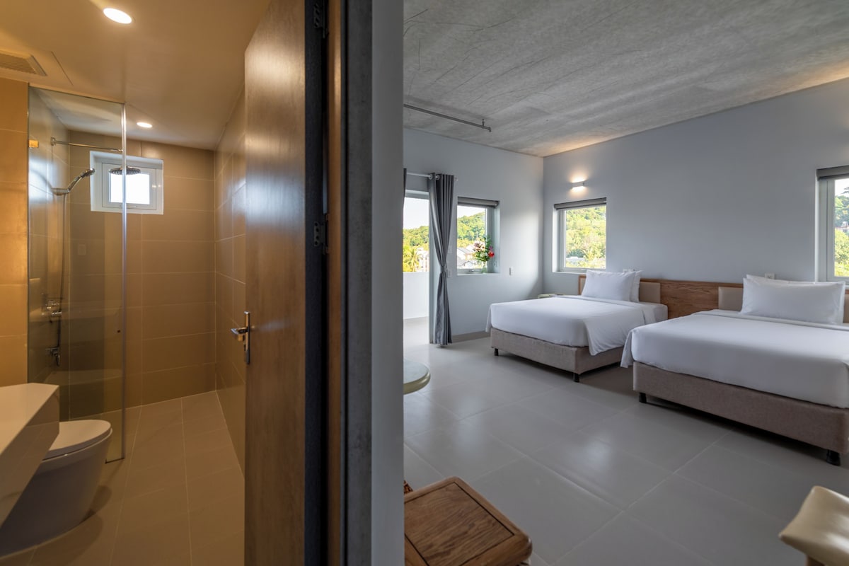 DELUXE TRIPLE WITH BALCONY