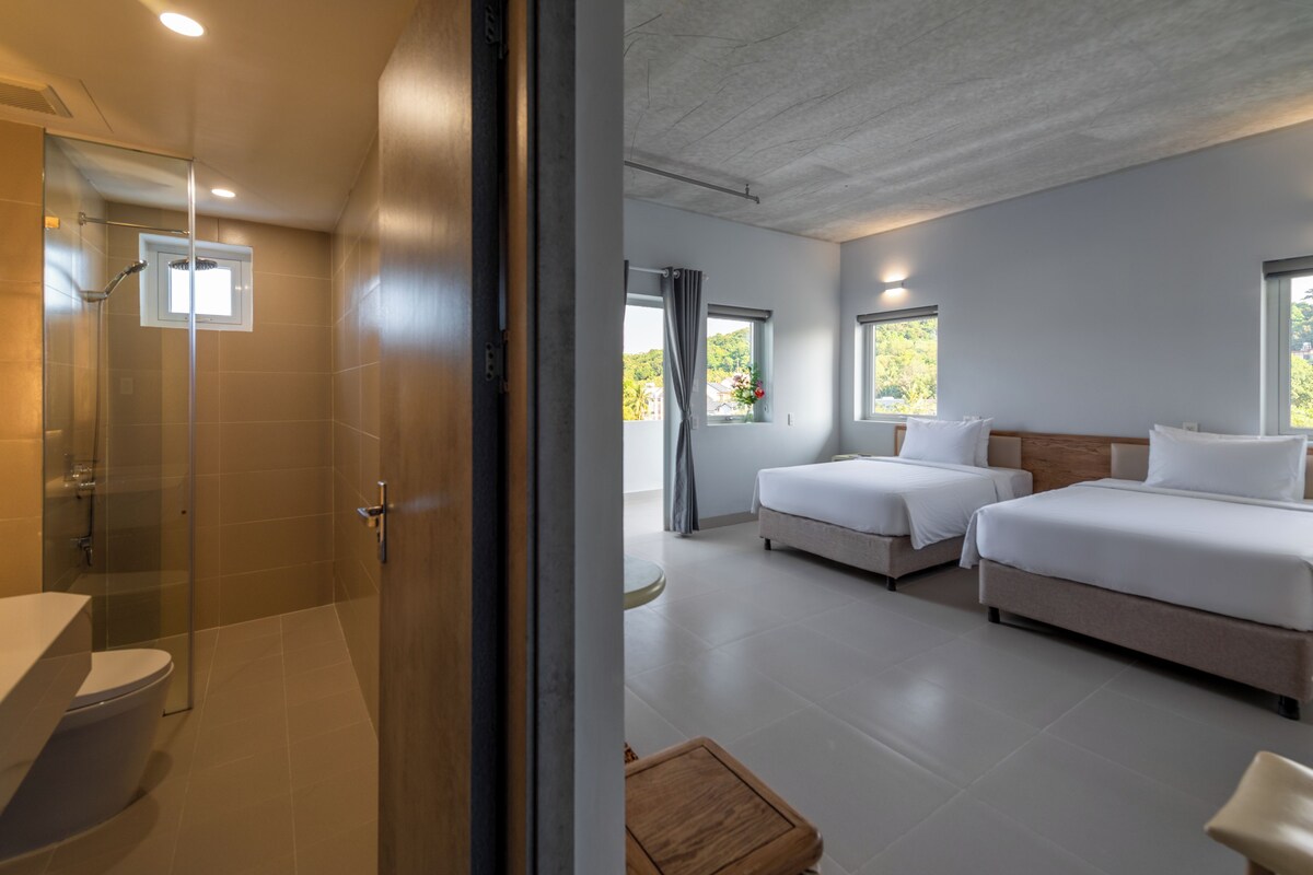 DELUXE TWIN WITH BALCONY