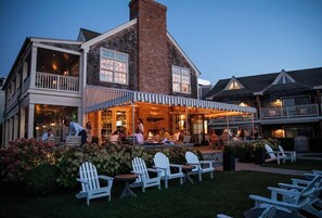 Outdoor dining - Baron's Cove (Sag Harbor)