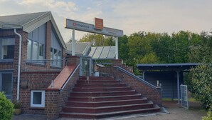 A brick building with a sign for 'rangebase' and 'SPORTHOTEL PAPENBURG'. - Sporthotel Papenburg (Papenburg)