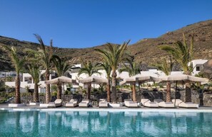 Outdoor pool - Palm Island Suites Santorini (Santorini)