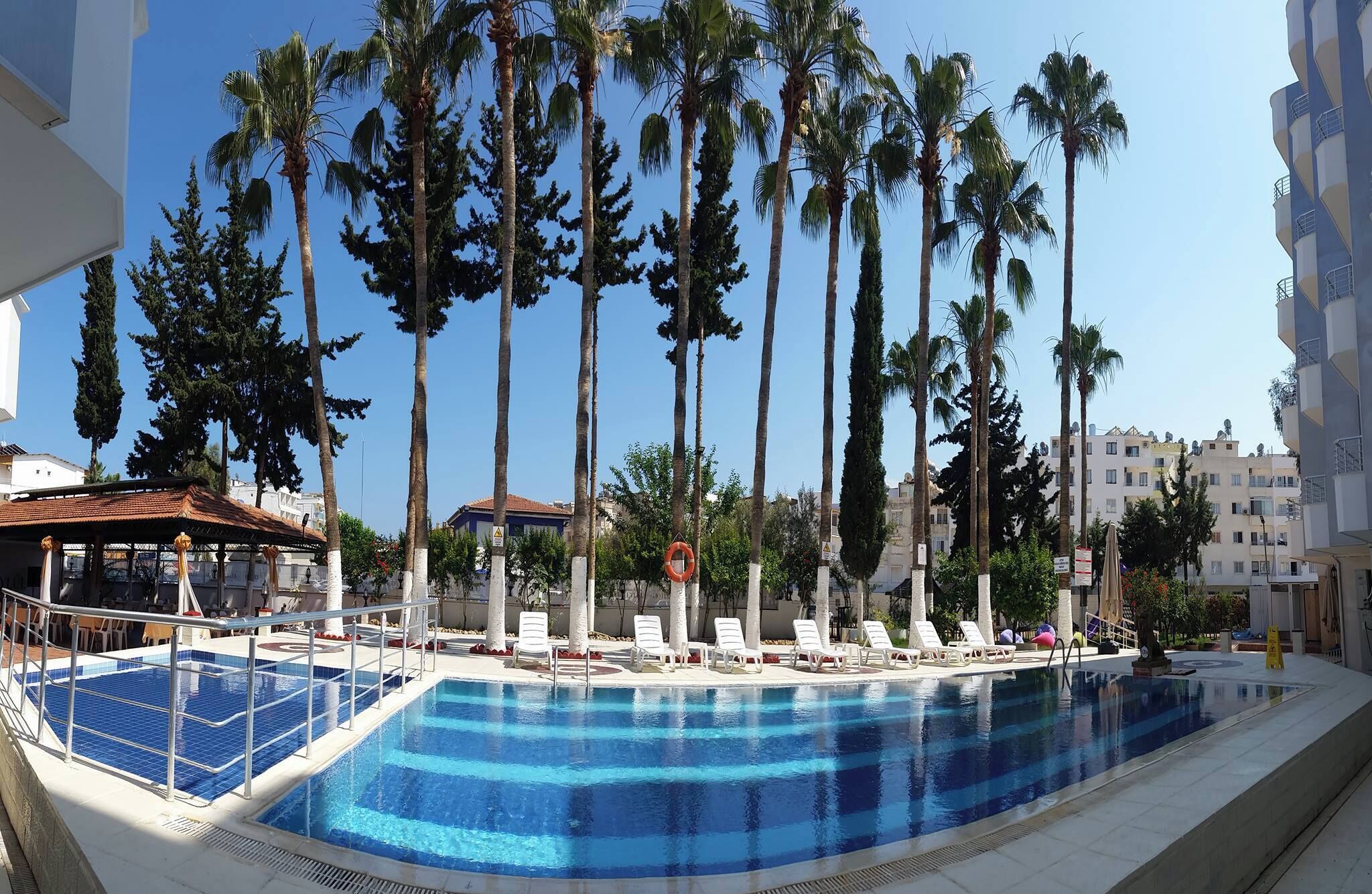 Piscine extérieure (ouverte en saison)