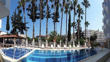 Piscine extérieure (ouverte en saison)