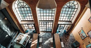 A multi-level atrium with large windows, a staircase, and seating areas. - Hotel Perte Montecasino (Johannesburg)
